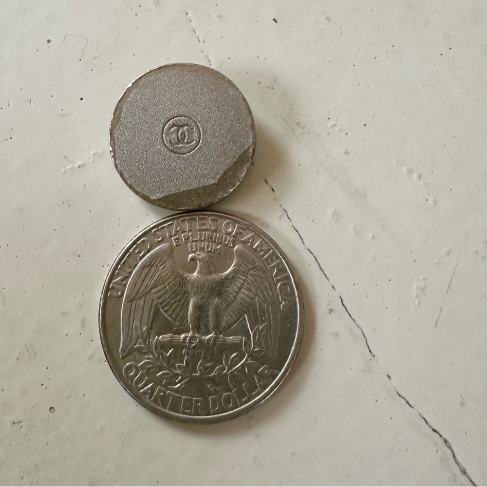 Chanel button - Picture 2 of 4